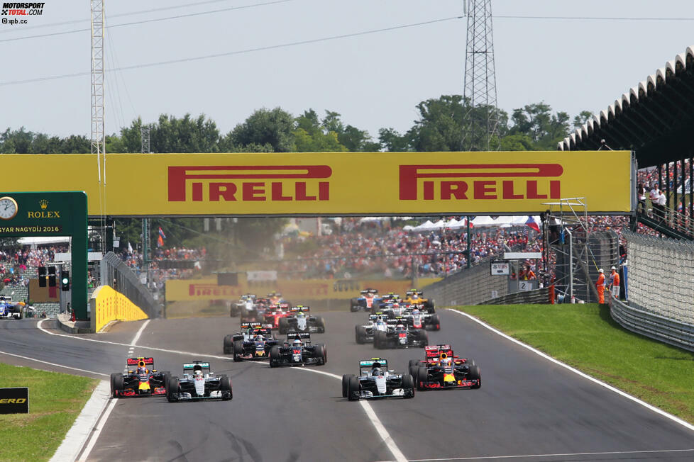 Weil Überholen auf dem Hungaroring schwierig ist, kommt dem Start doppelte Bedeutung zu. Hamilton fährt besser weg als Rosberg, aber den meisten Schwung auf den ersten Metern hat Sebastian Vettel von Platz fünf. Der Ferrari-Fahrer findet zwischen Rosberg und Daniel Ricciardo nur keine Lücke.