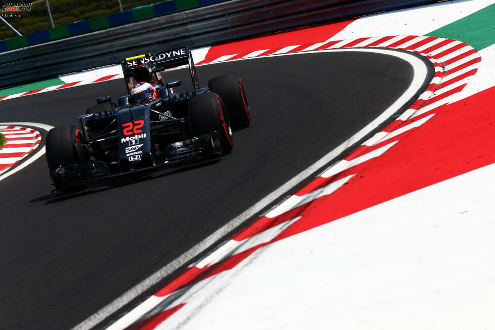 Wegen einer defekten Hydraulik fällt Jenson Button bereits ab Runde vier das Bremspedal durch. Trotzdem wird er vom McLaren-Team gebeten, auf der Strecke zu bleiben, was der Ex-Weltmeister 