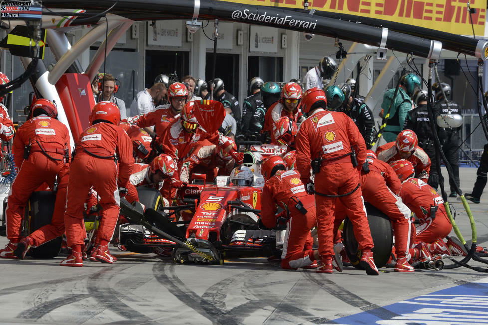 Ferrari glänzt 2016 in strategischen Fragen nicht oft, in Ungarn aber schon: Während Kimi Räikkönen, von P14 kommend, durch seinen langen ersten Stint auf den härteren Reifen sieben Positionen gewinnt, geht Vettels 