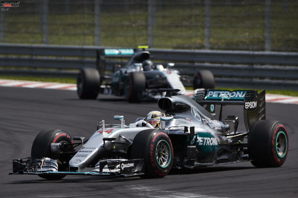 An der Spitze verkürzt Ricciardo seinen Rückstand zwischen 18. und 31. Runde von 10,1 auf 4,6 Sekunden. Damit Rosberg Gefahr läuft, beim Boxenstopp Positionen zu verlieren, vermuten Verschwörungstheoretiker. Der Kommandostand greift ein und droht Hamilton: Wenn du nicht schneller fährst, darf Rosberg zuerst stoppen!