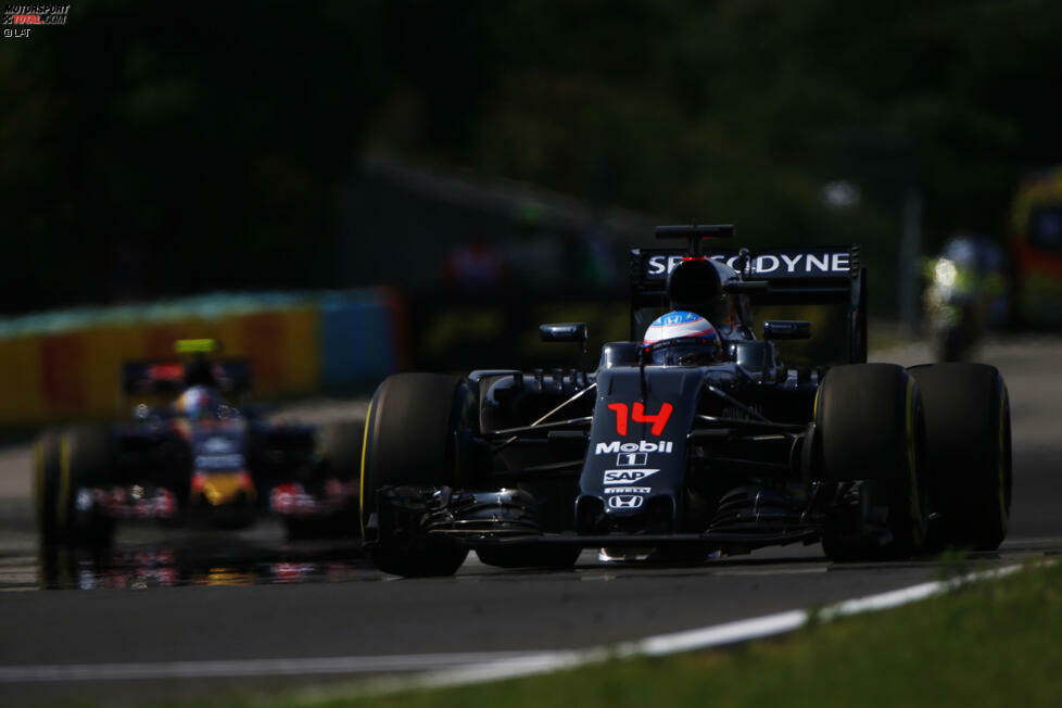 Im Mittelfeld sind die Positionen in Ungarn 2016 starr bezogen. Fernando Alonso, dessen McLaren-Honda erstmals aus eigener Kraft Top-8-fähig ist, gewinnt am Start eine Position gegen Landsmann Carlos Sainz und fährt am Ende als Siebter ins Ziel. Allerdings mit einer Runde Rückstand.