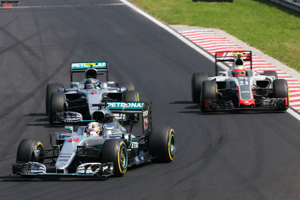 An der Spitze wird's noch zweimal richtig eng: Erst zeigt Hamilton dem überrundeten Esteban Gutierrez den Stinkefinger, weil der seinen Vorsprung von 1,8 auf 0,4 Sekunden schmelzen lässt. Und später ist Rosberg noch einmal dran, als sich Hamilton verbremst. Aber jedes Mal, wenn's eng wird, kann der Weltmeister zulegen - und gewinnt!