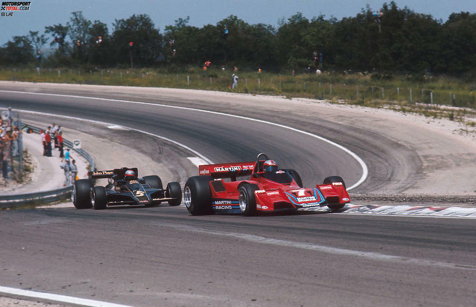Frankreich-Grand-Prix 1977: John Watson wehrt sich mit buchstäblich mit Händen und Füßen gegen die Angriffe des Mario Andretti, als ihn sein Alfa-Romeo-Motor im Stich lässt. Ein kurzer Aussetzer reicht, um den Nordiren zurückzuwerfen.