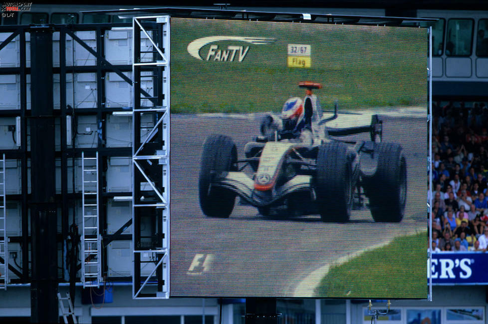 Deutschland-Grand-Prix 2005: Kimi Räikkönen ist im Qualifying eine halbe Sekunde schneller als die Konkurrenz und macht im Rennen auf dem Hockenheimring in gleicher Facon weiter. Kaum ein Gegner erkennt ihn noch mit dem Fernglas - doch die Hydraulik des McLaren streikt und er muss abstellen.