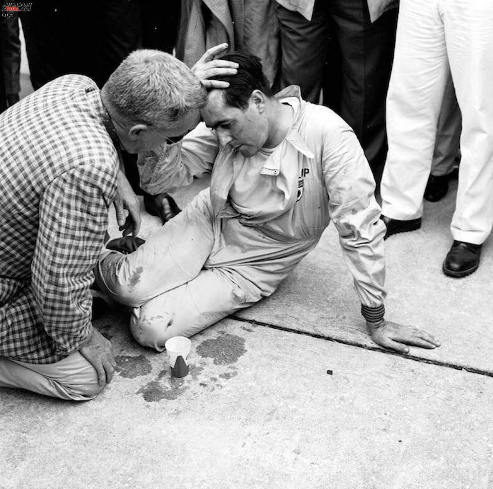US-Grand-Prix 1959: Jack Brabham führt im Saisonfinale von Sebring auf dem Weg zum Titel haushoch, als ihn Probleme zum Verlangsamen zwingen. Wenige Meter vor dem Ziel rollt sein Cooper aus. Der Sieg ist weg, doch er schiebt den Wagen als Vierter über die Ziellinie und rettet die Krone. Vor Erschöpfung bricht er zusammen.