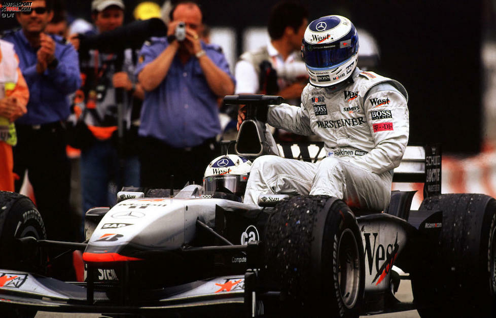 Spanien-Grand-Prix 2001: Nochmal Mika Häkkinen. Der mit riesigem Vorsprung ausgestattete Finne ist in der letzten Runde nicht mehr zu stoppen, als die Kupplung im McLaren den Geist aufgibt und Platz eins unter Barcelonas Sonne dahinschmilzt. Schwacher Trost: Teamkollege David Coulthard spendiert eine Taxifahrt zurück an die Box.
