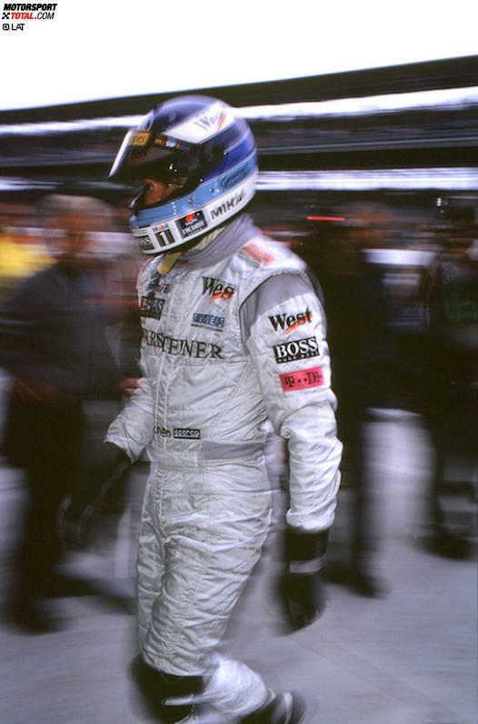 US-Grand-Prix 2000: Mika Häkkinen fährt acht schnellste Runden binnen zehn Umläufen und scheint den führenden Michael Schumacher im Kampf um den Sieg kurz vor Rennhalbzeit aufzuschnupfen. Als er den Ferrari vor sich sieht, versagt ein Pneumatikventil und der McLaren rollt aus. Später wird klar: ein Produktionsmangel.