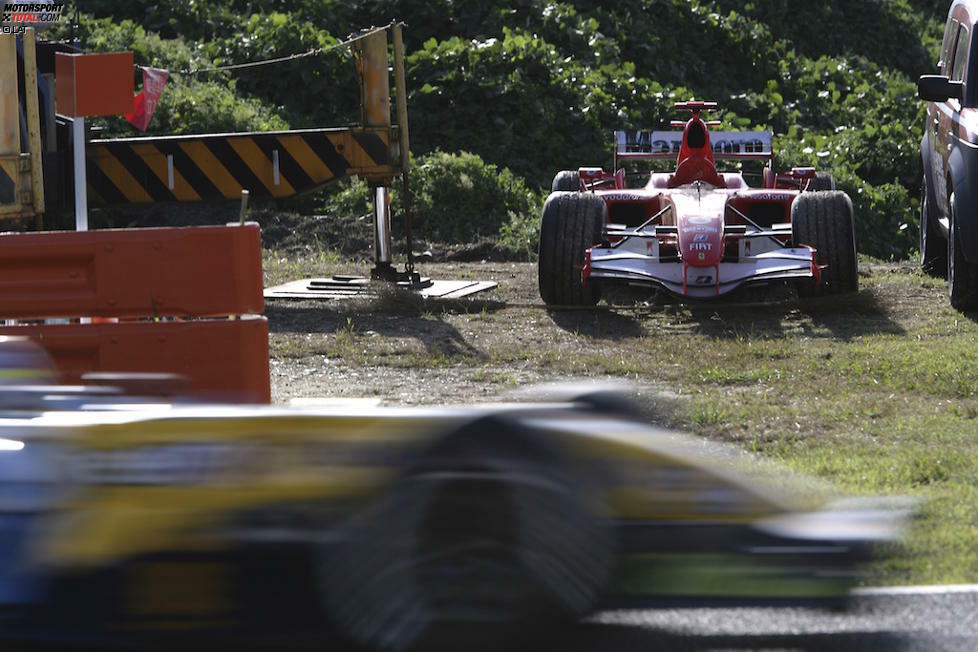 Japan-Grand-Prix 2006: Michael Schumacher will nach seiner Rücktrittserklärung nochmals die Formel-1-Krone. Von Fernando Alonso gejagt scheint sich der Ferrari-Star in Suzuka vor dem Finale per Sieg die WM-Führung zu sichern, doch der Motor im roten Renner geht hoch - der erste Defekt seit über sechs Jahren.