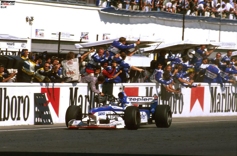 Ungarn-Grand-Prix 1997: Nach dem Aus bei Williams steht der zu überraschend zu Hinterbänkler Arrows gewechselte Damon Hill vor der Sensation. Er liegt in Front, als in der letzten Runde die Hydraulikpumpe versagt und das Auto im dritten Gang steckenbleibt. Jacques Villeneuve überholt auf dem Grünstreifen, für Hill bleibt Rang zwei.