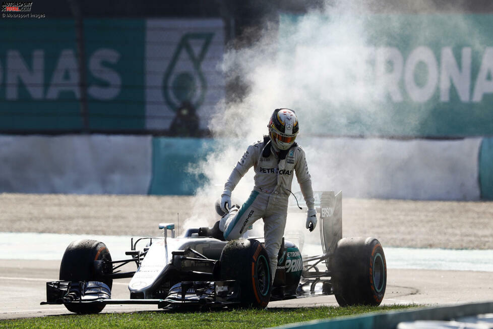 Malaysia-Grand-Prix 2016: Dümmer kann es für Lewis Hamilton kaum laufen. Souverän in Führung liegend ereilt den Mercedes-Star in Sepang ein Motorschaden. Später soll ihn das den WM-Titel im Kampf gegen seinen Teamkollegen Nico Rosberg kosten. Nach dem Finale in Abu Dhabi fehlen im lediglich fünf Punkte ...