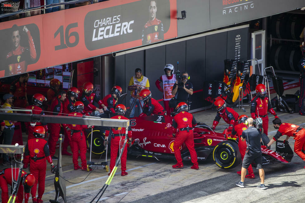 Spanien-Grand-Prix 2022: Zu Beginn der Saison hat Ferrari das vielleicht beste Paket - aber auch ein unzuverlässiges. In Barcelona fährt Charles Leclerc seinem dritten Sieg im sechsten Saisonrennen entgegen, als der Motor den Geist aufgibt. Er verliert nicht nur die 25 Punkte für den Sieg sondern auch die WM-Führung.