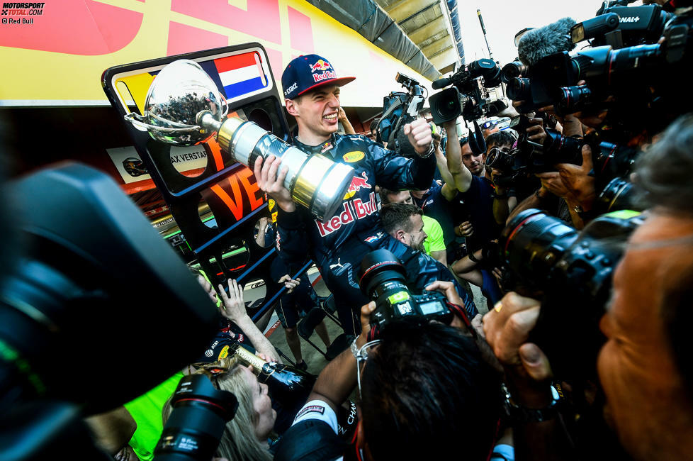 On top of the world: Vor einem Jahr hatte er noch nicht einmal den Führerschein, jetzt ist Max Verstappen umjubelter Grand-Prix-Sieger. 