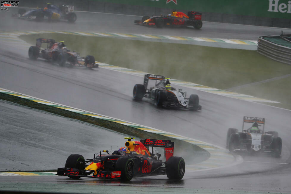 Im Verlauf des Jahres fällt der Niederländer immer wieder mit grenzwertigen Manövern auf, weshalb die FIA mit der 