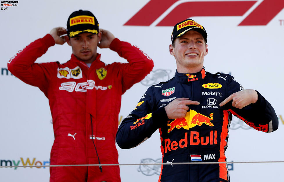 2019 geht Verstappen als Teamleader ins erste Red-Bull-Honda-Jahr. Nach einem soliden Auftakt mit P3 in Melbourne und Barcelona schreibt er in Spielberg Geschichte und holt den ersten Honda-Sieg seit 2006 im Duell gegen Charles Leclerc.