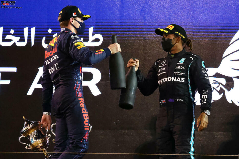 2021 kann Verstappen erstmals in seiner Karriere nicht nur um Siege sondern sogar den WM-Titel kämpfen. Beim Auftakt in Bahrain zieht er noch knapp den Kürzeren gegen Serienweltmeister Lewis Hamilton. Es ist der Auftakt eines WM-Duells, das sich erst in der letzten Runde beim Finale in Abu Dhabi entscheiden soll ...