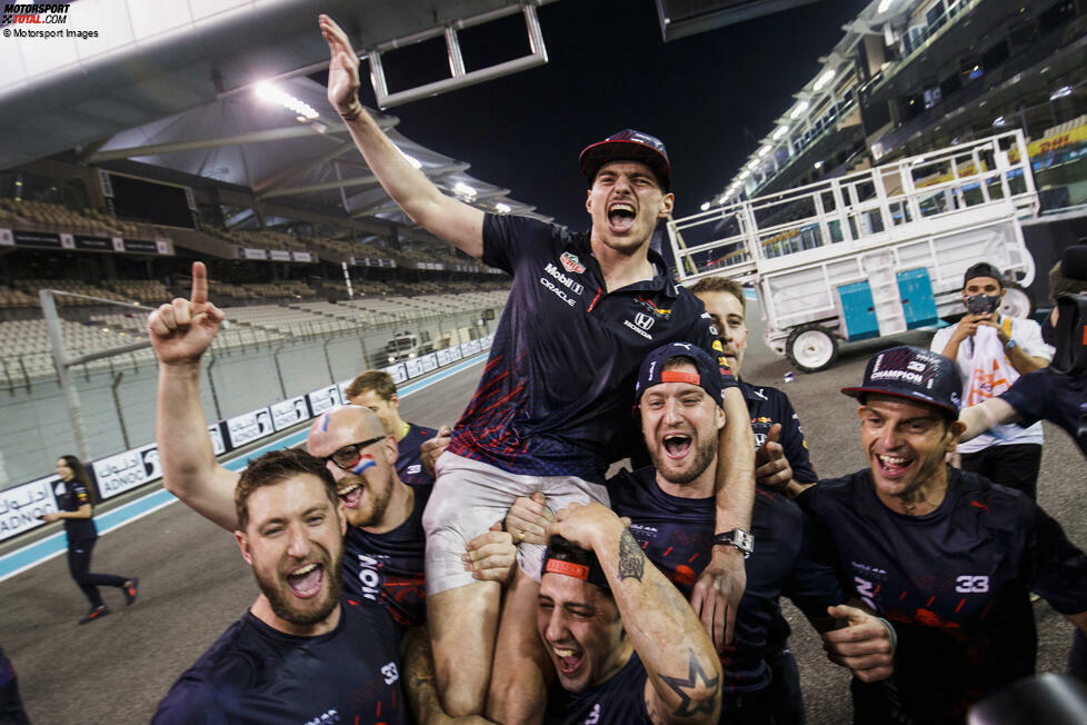 In einem spannenden und kontroversen Finale setzt sich der Niederländer am Ende gegen Hamilton durch. Mercedes protestiert gleich doppelt gegen die Wertung des Rennens in Abu Dhabi, das Verstappen gewinnt - ohne Erfolg. Die Umstände werfen allerdings einen kleinen Schatten auf die Feierlichkeiten.