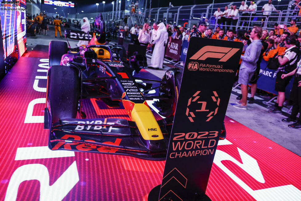 Im Alter von gerade einmal 26 Jahren krönt sich Max Verstappen beim Großen Preis von Katar 2023 zum dritten Mal zum Formel-1-Weltmeister! Wir schauen in unserer Fotostrecke auf seine Karriere, in der bereits früh absehbar ist, dass hier ein kommender Champion die Bühne betreten hat ...