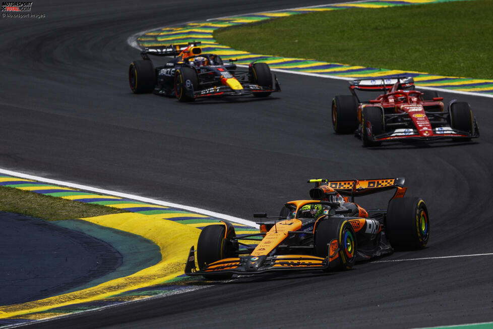 ... fällt sein Red-Bull-Team mit dem RB20 in ein Formtief und die Konkurrenz holt auf: Vor allem McLaren, aber auch Ferrari setzen Verstappen unter Druck. Der Titelverteidiger muss einige Niederlagen einstecken, erzielt jedoch die notwendigen Punkte, um trotz der Schwächephase vorzeitig den vierten WM-Gewinn zu schaffen.