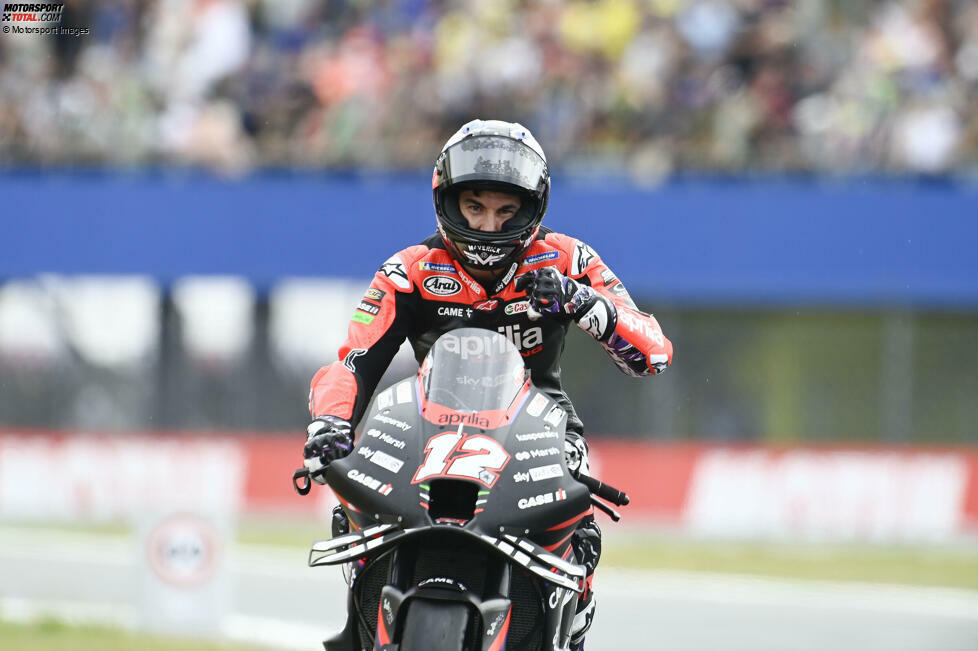 Auch 2022 sitzt Vinales auf der Aprilia. Zum ersten Mal mit diesem Motorrad auf das Podium fährt er ausgerechnet in Assen - dort, wo der Bruch mit Yamaha ein Jahr zuvor öffentlich gemacht wurde. Mit der Aprilia gelingen ihm 2022 insgesamt drei Podestplätze.