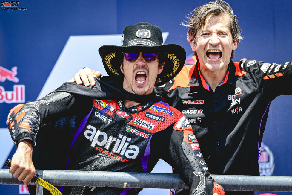 Auf dem Podium in Austin feiert Vinales im Batman-Kostüm zusammen mit Aprilia-CEO Massimo Rivola. Für den Spanier allerdings bleibt es nicht nur sein erster, sondern auch einziger Triumph als Aprilia-Pilot. Der weitere Verlauf der Saison 2024 gestaltet sich schwierig.