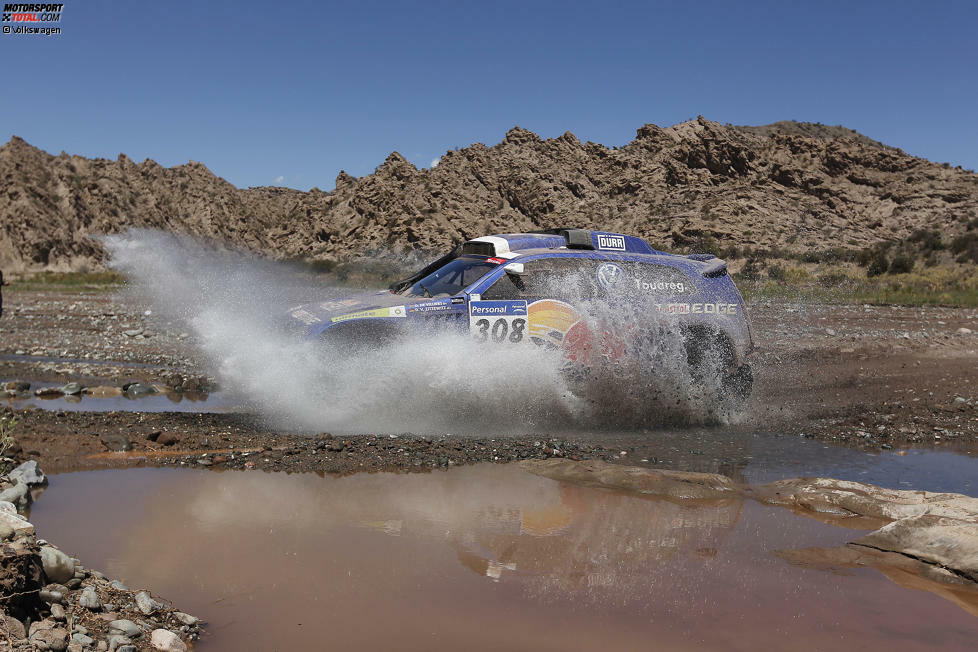 2009 feiern Giniel de Villiers und Dirk von Zitzewitz im Touareg den Gesamtsieg. Zum ersten Mal gewinnt ein Fahrzeug mit Dieselmotor die härteste Rallye der Welt.