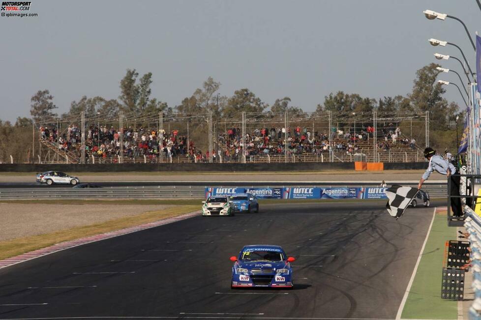 Schon bei seinem ersten Auftritt hinterlässt er eine gewaltige Duftmarke. Beim ersten WTCC-Rennen in Argentinien als lokaler Gaststarter verpflichtet, gelingt ihm im August 2013 im zweiten Rennen von Termas de Rio Honda im Wiechers-BMW sensationell der Sieg!