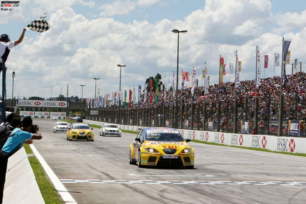 Mit einem Sieg beim Saisonauftakt in Curitiba macht Yvan Muller 2008 gleich klar, dass der Weg zum WTCC-Titel nur über ihn gehen soll. Doch sein Teamkollege Gabriele Tarquini macht ihm das Leben schwer.