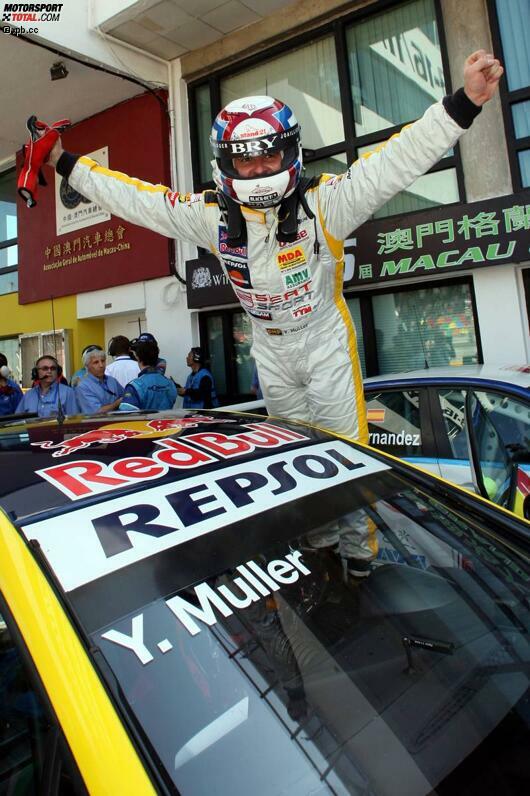 Diesmal ist es aber sein Rivale, der beim Finale in Macau ausscheidet. Yvan Muller hingegen darf jubeln, denn er ist am Ziel: Tourenwagen-Weltmeister 2008!