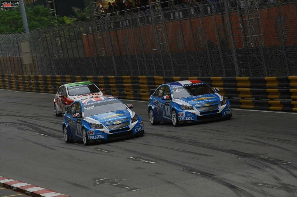 2011 dominiert Chevrolet die WTCC, und es kommt im Titelkampf beim Finale in Macau zum Showdown zwischen Muller und seinem Teamkollegen Rob Huff. Obwohl der Brite beide Rennen auf seiner Lieblingsstrecke gewinnt, hat Muller am Ende die Nase um drei Punkte vorne und feiert WM-Titel Nummer drei.