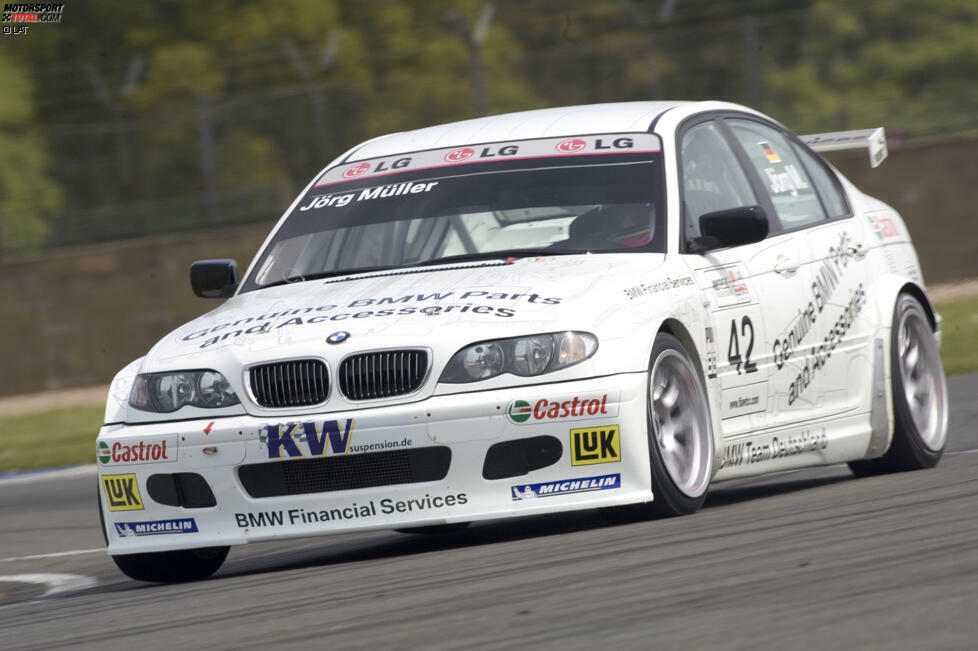 Jörg Müller, Magny-Cours 2005: Schon in der ersten Saison gab es den ersten Doppelschlag: Jörg Müller gewann beide Rennen in Frankreich. Rennen eins ging von der Pole an ihn, im zweiten Lauf kämpfte er sich vom achten Platz nach vorn, dabei trieb er Farfus (damals noch bei Alfa) in einen Fahrfehler.