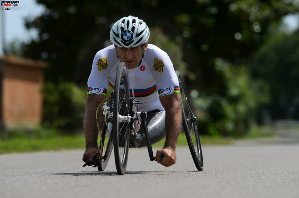 2007 entdeckt Zanardi neben dem Rennsport (er fährt weiter WTCC) eine weitere Leidenschaft: Das Handbike-Fahren. Was anfangs nur eine Fitness-Übung ist, wird für den Italiener schnell zu einer neuen sportlichen Herausforderung. Er setzt sich ein Ziel: Die Paralympischen Spiele in London 2012.