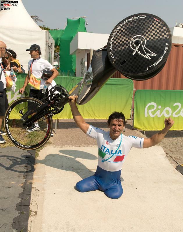 Entgegen seiner ursprünglichen Pläne nimmt Zanardi 2016 doch an den Paralympics in Rio teil und gewinnt wieder zweimal Gold und einmal Silber. Neben seinen vier Goldmedaillen ist er außerdem sechsmaliger Weltmeister. Er hat Triathlons absolviert und engagiert sich in sozialen Projekten. Nicht nur für Motorsportfans ist er ein Held.