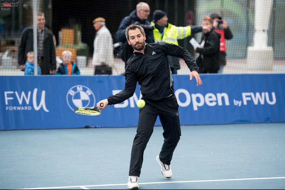 Timo Glock macht beim Tennis-Match am Flughafen in München eine gute Figur
