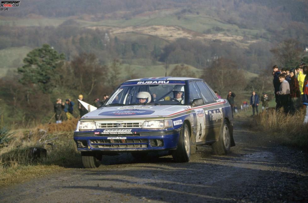 1992 macht sich McRae auch in der WRC einen Namen. Nach Platz zwei in Schweden überschlägt er sich in Finnland mehrfach. Trotzdem fährt er weiter. Früh erkennen die Fans, dass McRae ans Limit geht und alles riskiert.