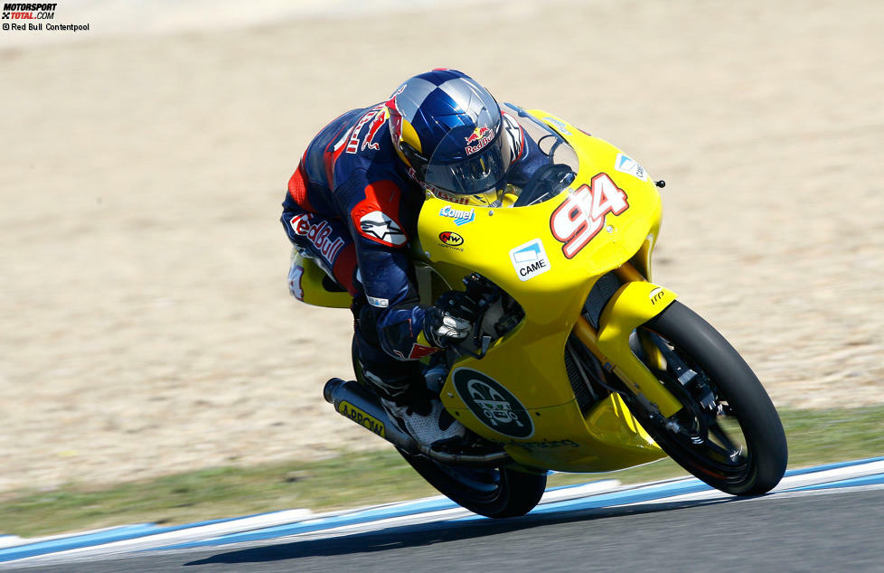 Wegen Unstimmigkeiten mit dem Team muss Folger Ende 2011 Ajo verlassen. Seine Karriere steht vor dem Scheideweg. Er unterschreibt für die neue Moto3-Klasse bei MZ, doch aus Geldmangel gibt es kein Bike. In letzter Sekunde landet Folger noch bei Ioda, doch das Bike ist defektanfällig und langsam.