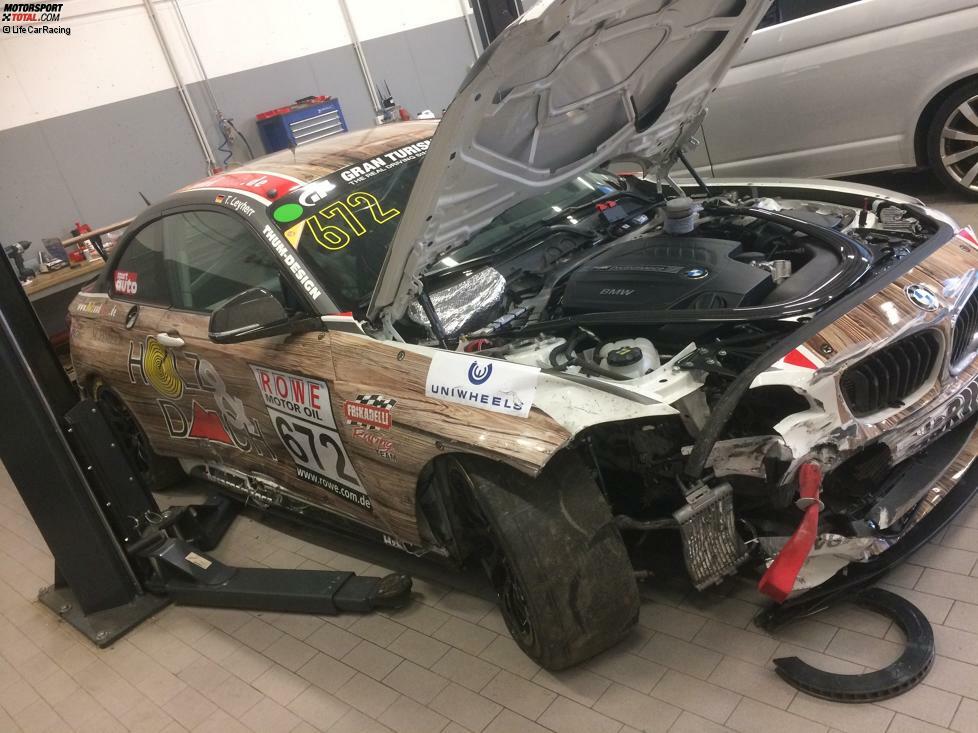 Ein trauriger Anblick: Der BMW M235i Racing nach dem VLN-Unfall am 25. März