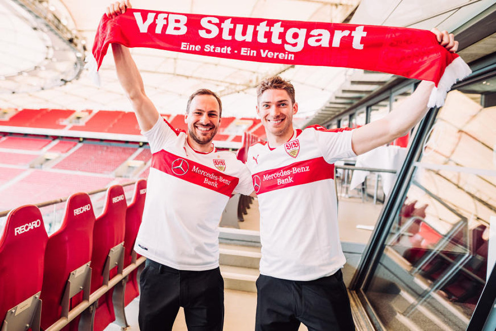 Mercedes-DTM-Fahrer besuchen Fußballspiel des VfB Stuttgart - Wickens' Auto im Design des Vereins