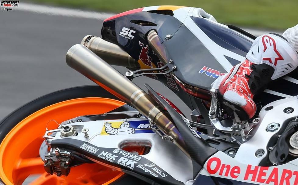 Honda trennte sich im Winter von Auspuffpartner Termignoni und arbeitet jetzt mit SC-Project zusammen. Vor allem das lange Endrohr auf der rechten Seite stach in Sepang ins Auge.