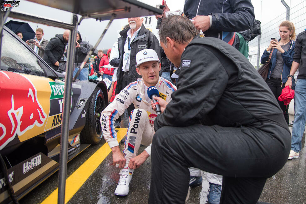 Vom Regen vor dem Start des Rennens am Norisring bekam Marco Wittmann nasse Füße. Deshalb musste er zuerst die Schuhe wechseln, bevor er ins Cockpit kletterte.