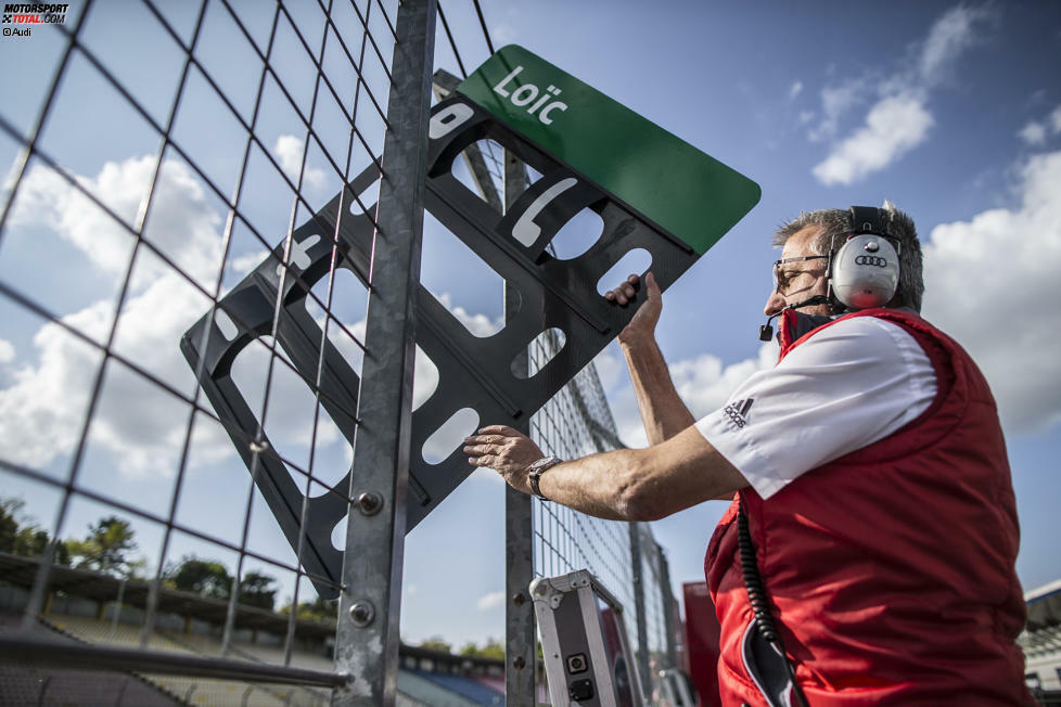 ...und zeigt DTM-Neuling und Phoenix-Fahrer Loic Duval die Boxentafel.