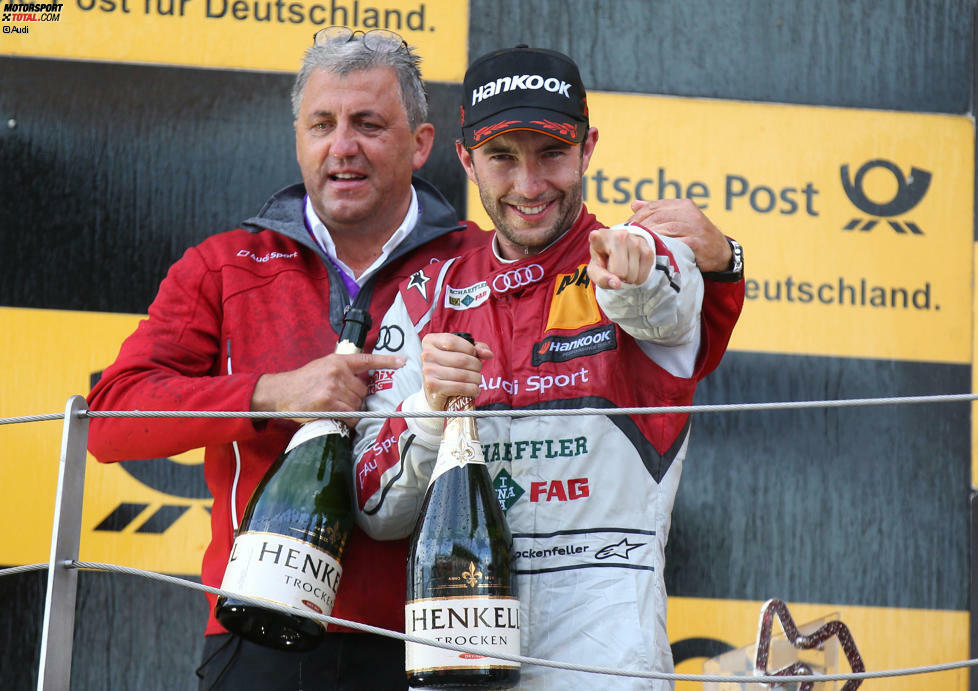 Zur Feier des Tages und des Sieges bekommt der Phoenix-Teamchef von Mike Rockenfeller eine Champagner-Dusche verpasst.