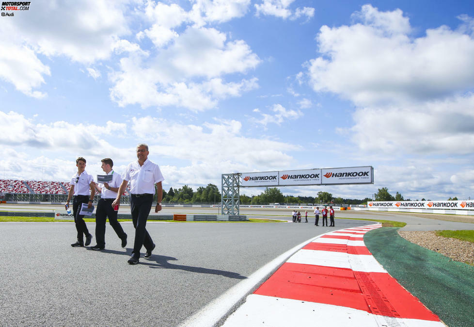 Beim Track Walk erkundet Ernst Moser mit den Fahrern und den Ingenieuren die Strecke.