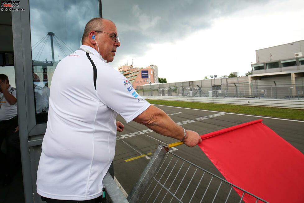 Nach nicht einmal einer Stunde wird das Rennen mit der roten Flagge unterbrochen. Auf der trockenen Grand-Prix-Strecke weiß erst einmal niemand warum.