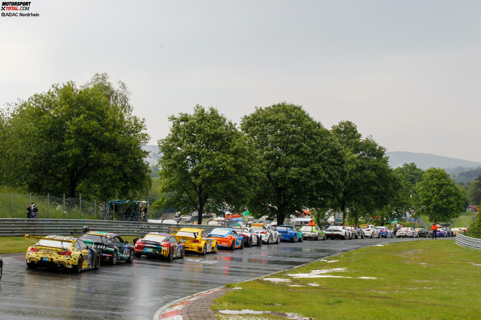 Stillstand auf der Nordschleife: Auf ihren Slicks kommen die Autos nicht mehr vom Fleck. Es ist der wohl teuerste Parkplatz der Welt.