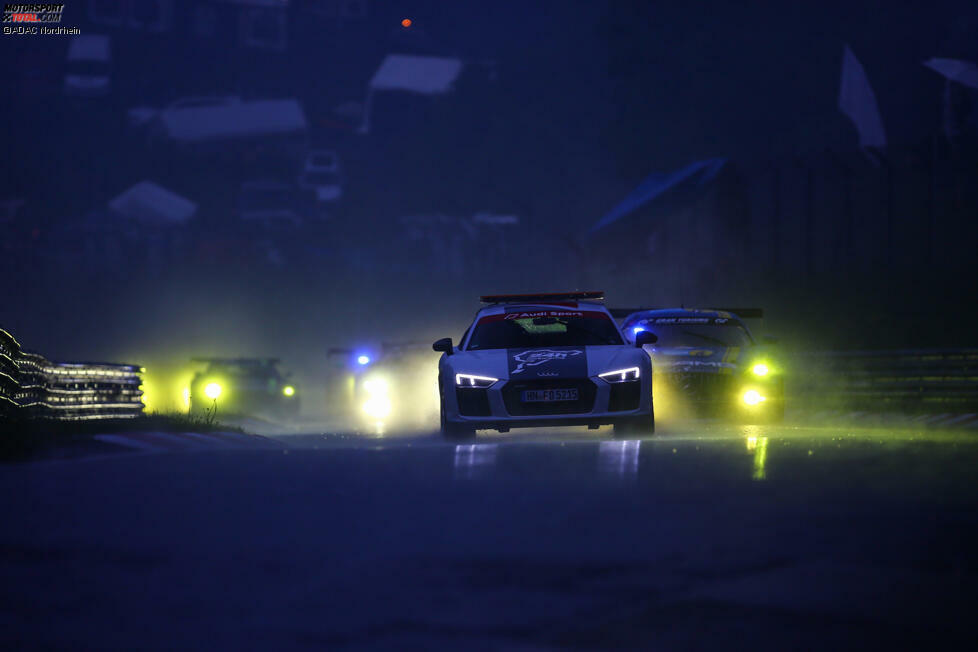 Erst nach mehr als drei Stunden geht es nach drei Runden hinter dem Safety-Car auf einer immer noch nassen Strecke weiter.