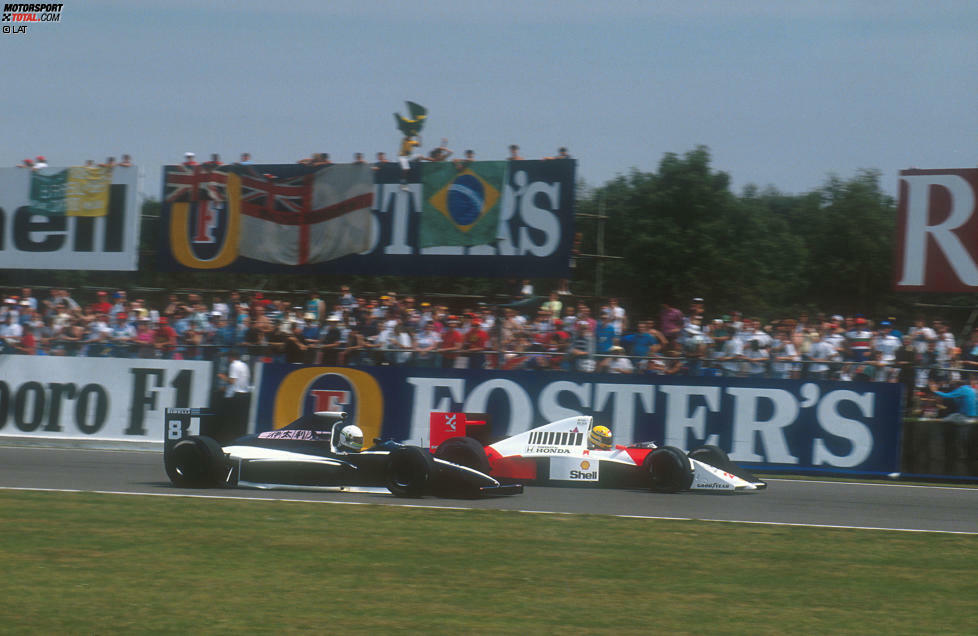 ...war Masse statt Klasse angesagt: Fast alle Italiener fuhren in dieser Ära im Mittelfeld herum, wie hier Brabham-Pilot Stefano Modena, der beim italienischen Rekordrennen in Silverstone von Ayrton Senna überrundet wird.