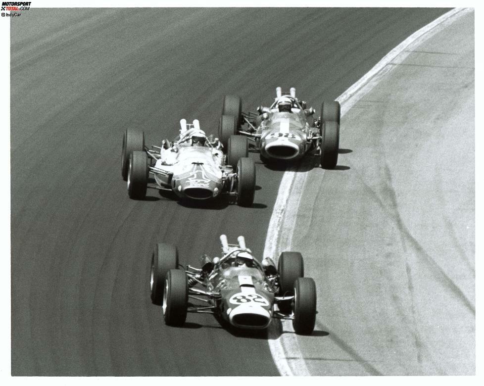 1965 schlägt die große Stunde für Clark und Lotus. Von Startplatz zwei führt der Schotte 190 Runden an und wird damit der erste nichtamerikanische Indy-500-Sieger seit dem Briten Dario Resta im Jahr 1916. Clark fährt noch zwei weitere Male in Indy: 1966 und 1967.