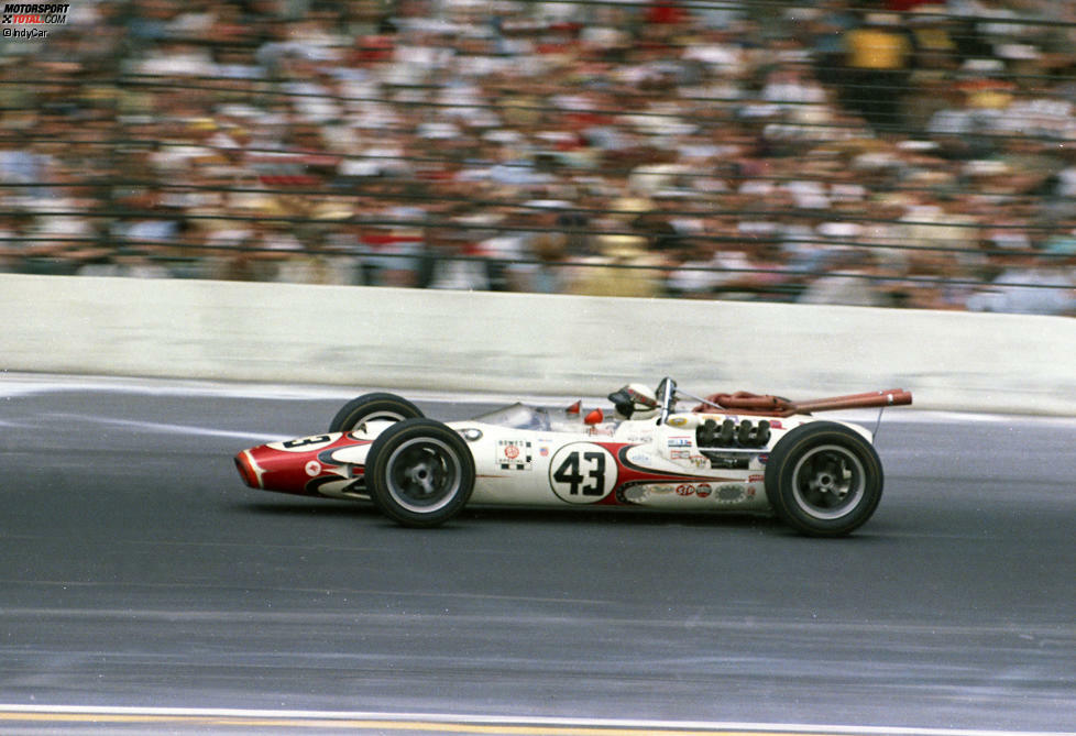 Jackie Stewart (dreimaliger Formel-1-Weltmeister): 1966 tritt auch der Schotte zum ersten Mal an und sorgt für eine sensationelle Leistung. Stewart führt mit einer Runde Vorsprung, bis er acht Runden vor Schluss mit Defekt ausfällt. Der Sieg geht an Hill, aber Stewart wird als Rookie des Jahres ausgezeichnet.