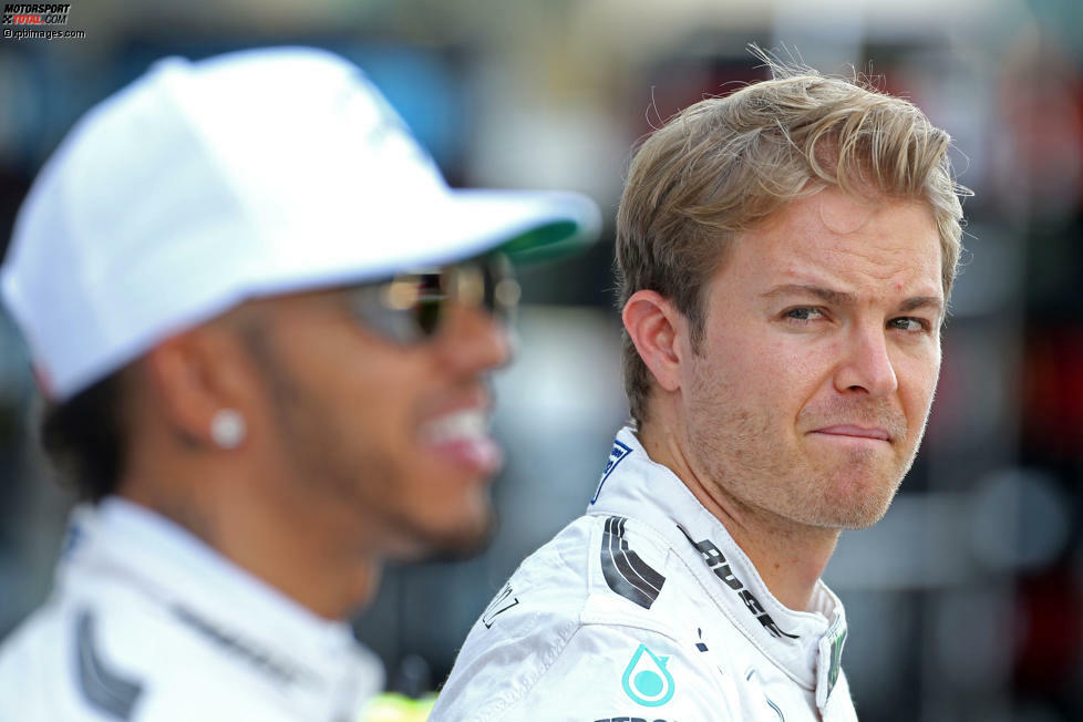 ...nahtlos vom Krieg der Sterne abgelöst: Immer wieder gerieten Nico Rosberg und Lewis Hamilton, die bereits zu Teenager-Zeiten Rivalen waren, auf der Strecke aneinander, wobei meist der Brite...