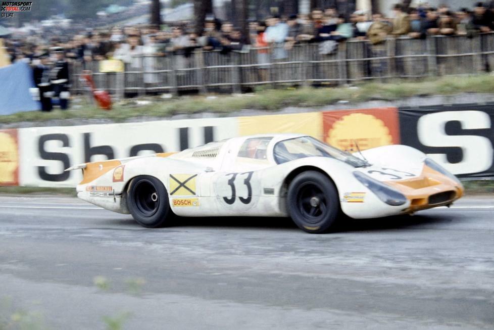 ...in der Langheck-Variante, wie er zum Beispiel hier mit Rolf Stommelen und Jochen Neerpasch am Steuer in Le Mans eingesetzt wurde. Auf Basis dieses Autos fertigten die Designer zunächst...